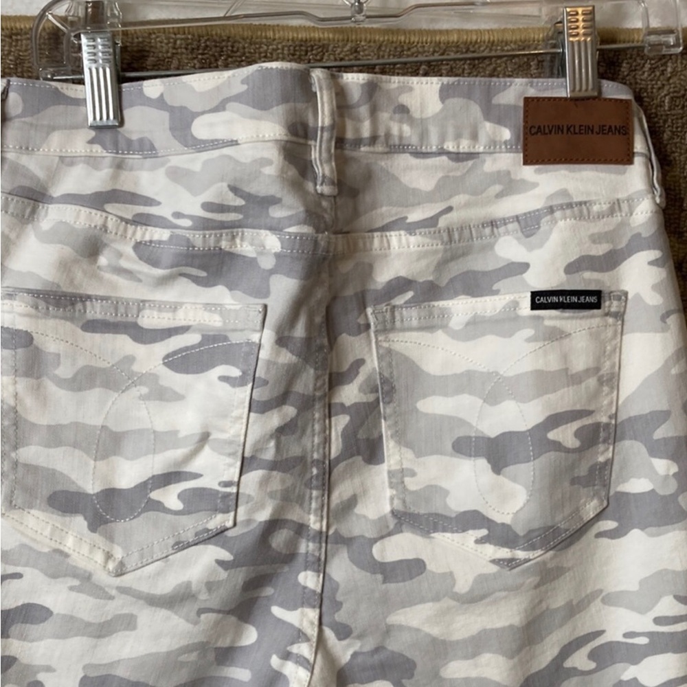 Like new Calvin Klein camo stretch pants